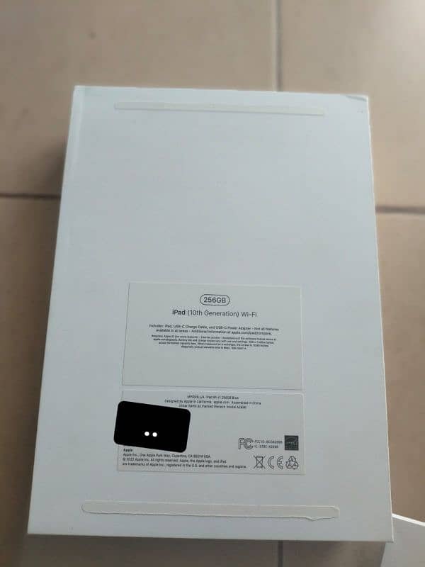 ipad 10th generation, 256 gb, wifi , come's with it's back cover 4