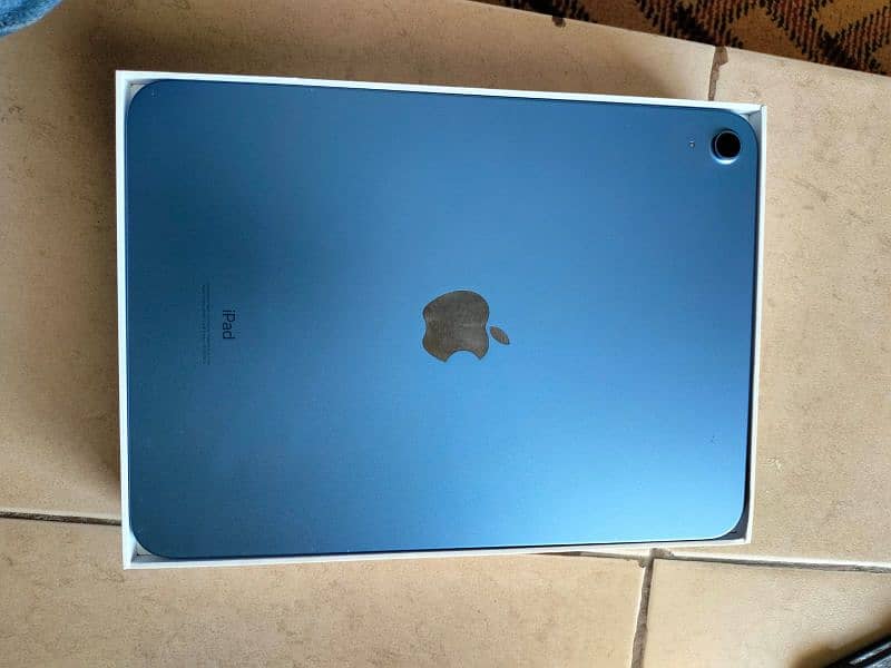 ipad 10th generation, 256 gb, wifi , come's with it's back cover 6