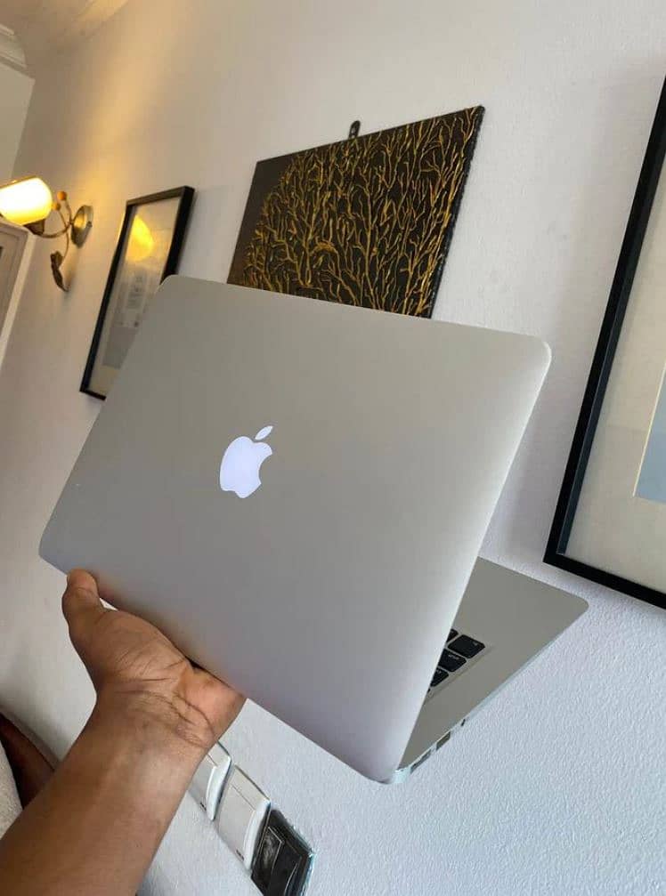 2015 Apple 13.3" MacBook Air 8GB Ram 256GB SSD 1