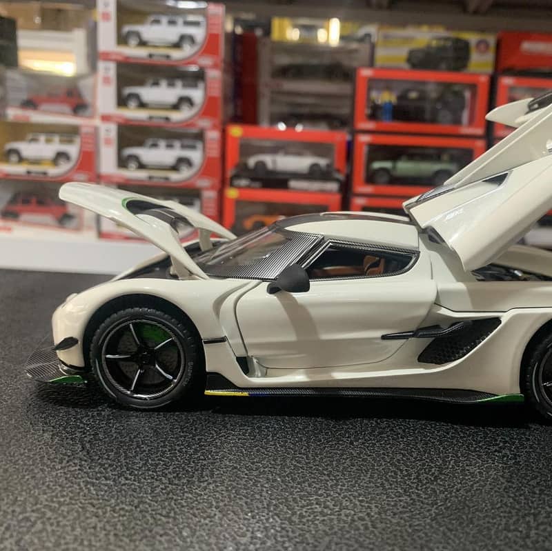 The Koenigsegg Jesko 1:24 Scale Diecast Model car 4