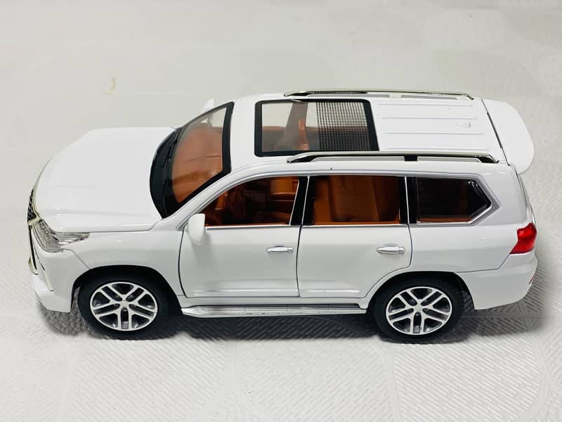 Lexus LX570 Metal Model Scale 1:24 5