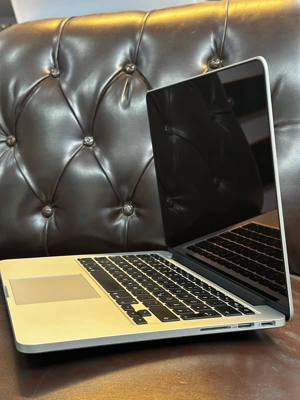 Macbook Pro 2015 (5 Cycle count) Genuine Condition 5