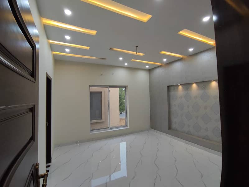 10 MARLA LIKE NEW UPPER PORTION AVAILEBAL FOR RENT IN BAHRIA TOWN LAHORE 3