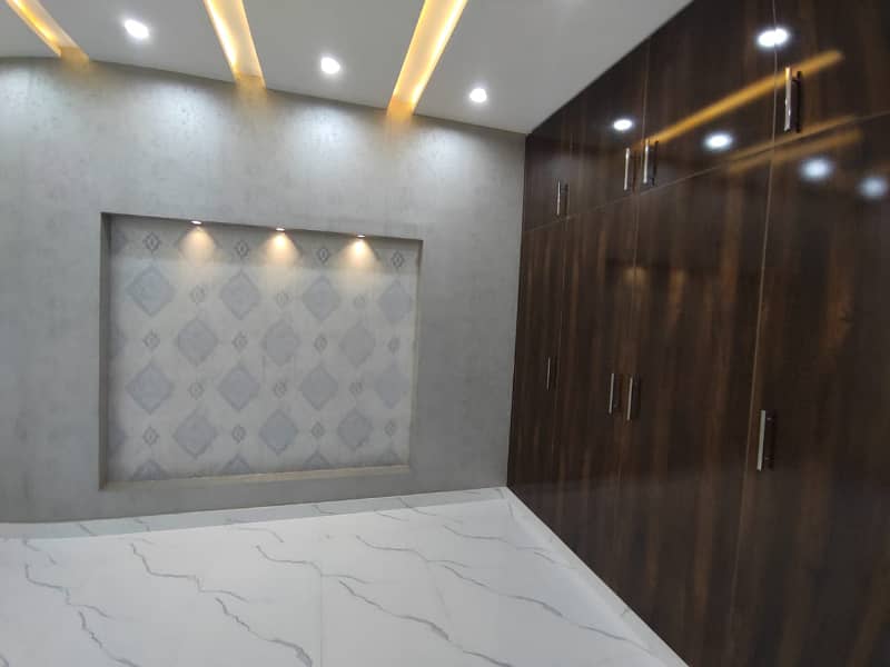 10 MARLA LIKE NEW UPPER PORTION AVAILEBAL FOR RENT IN BAHRIA TOWN LAHORE 9