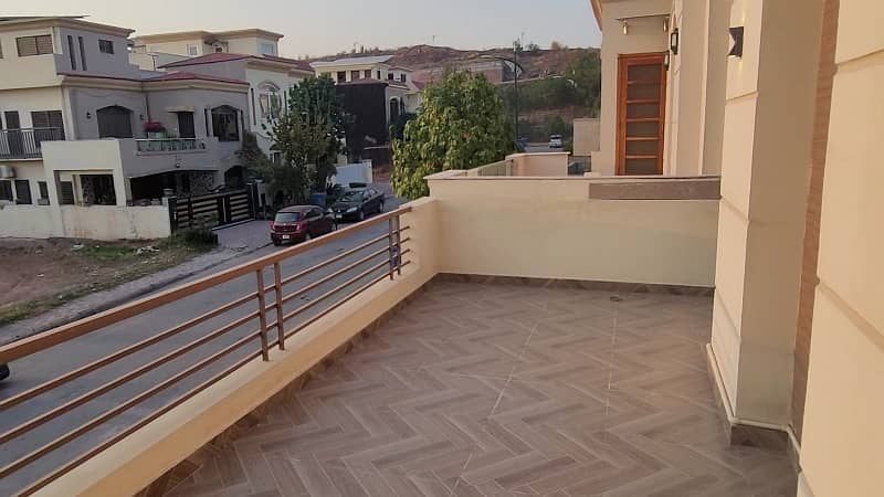 10 Marla 5 Bedrooms Brand new double Unit Sunfacing House for sale. Dem 4.50 Crore slightly negotiable. 0