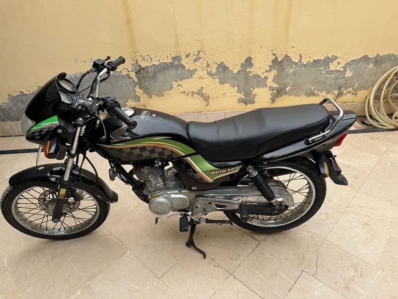 honda deluxe 125 black 2013 model msg on wattsapp 1