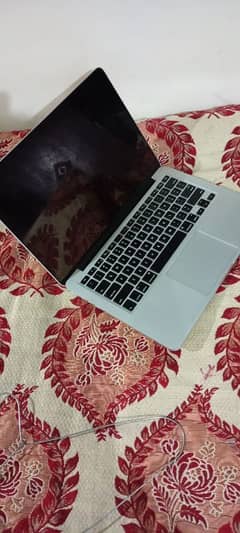 MacBook pro 2015 core i5   8/256 . . . . 10by 9 condition