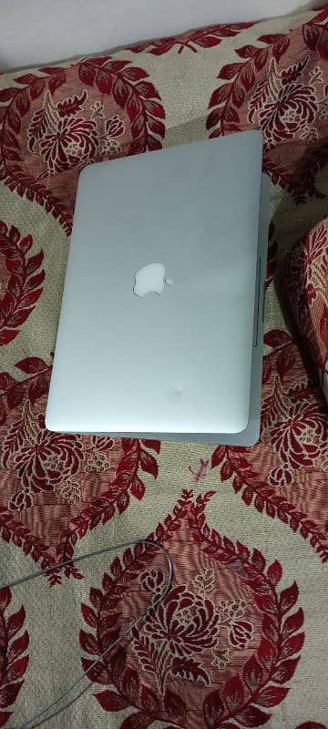 MacBook pro 2015 core i5   8/256 . . . . 10by 9 condition 5