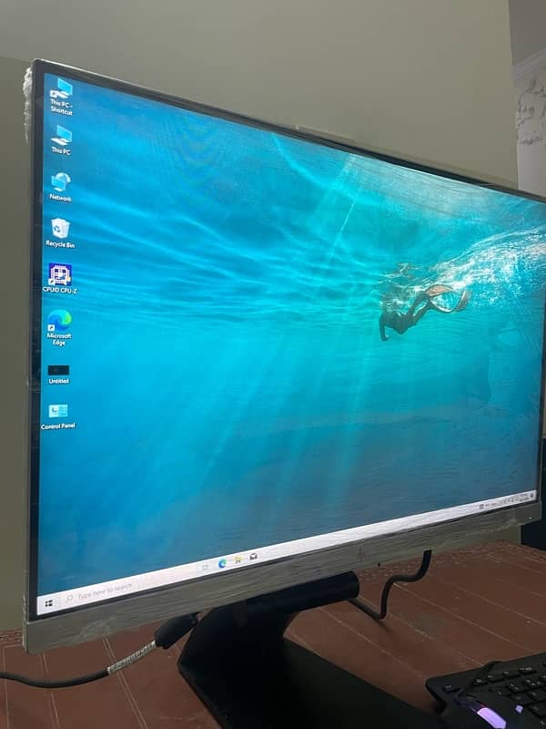 hp 24 inch border less monitor with IPs display in fresh condition 1