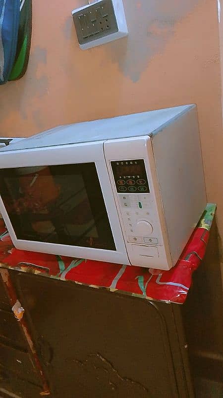 Dawlance company ka microwave hai. 0