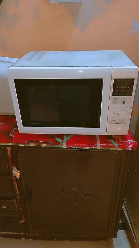 Dawlance company ka microwave hai. 1