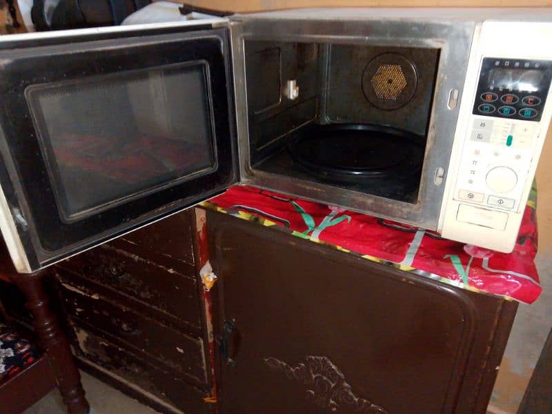 Dawlance company ka microwave hai. 2