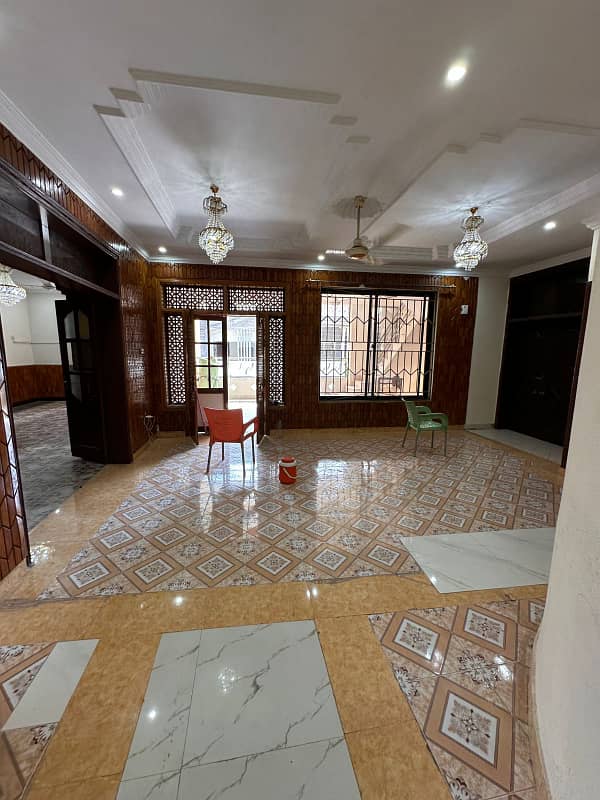 VIP portion for rent location khybany tannnver 3bed tv lounge darwing room dayning room kitchen 3bath Pani bijli gas sab available 6