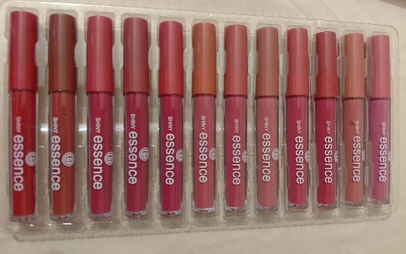 Lipstick good and new condition color red shade,s red 0