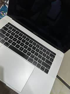 Macbook Pro 2017 15.2 inc 16/ 1 Tb - sliver  color