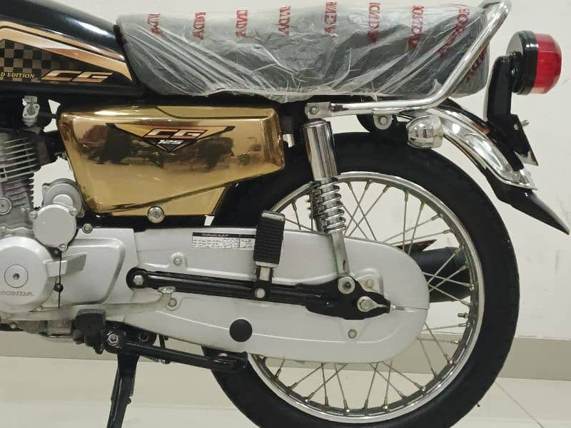 HONDA CG-125 SELF START GOLD-EDITION MODEL 2024 4