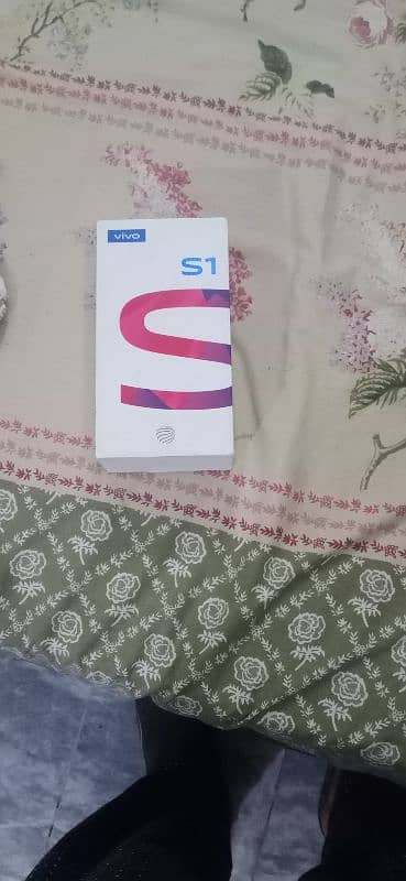 vivo s1 sale in 9 by 10 condition with original fast charger and box 5