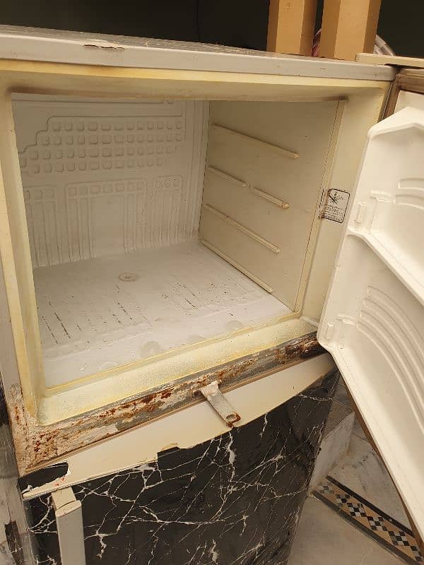 Used Fridge in working Condition 3