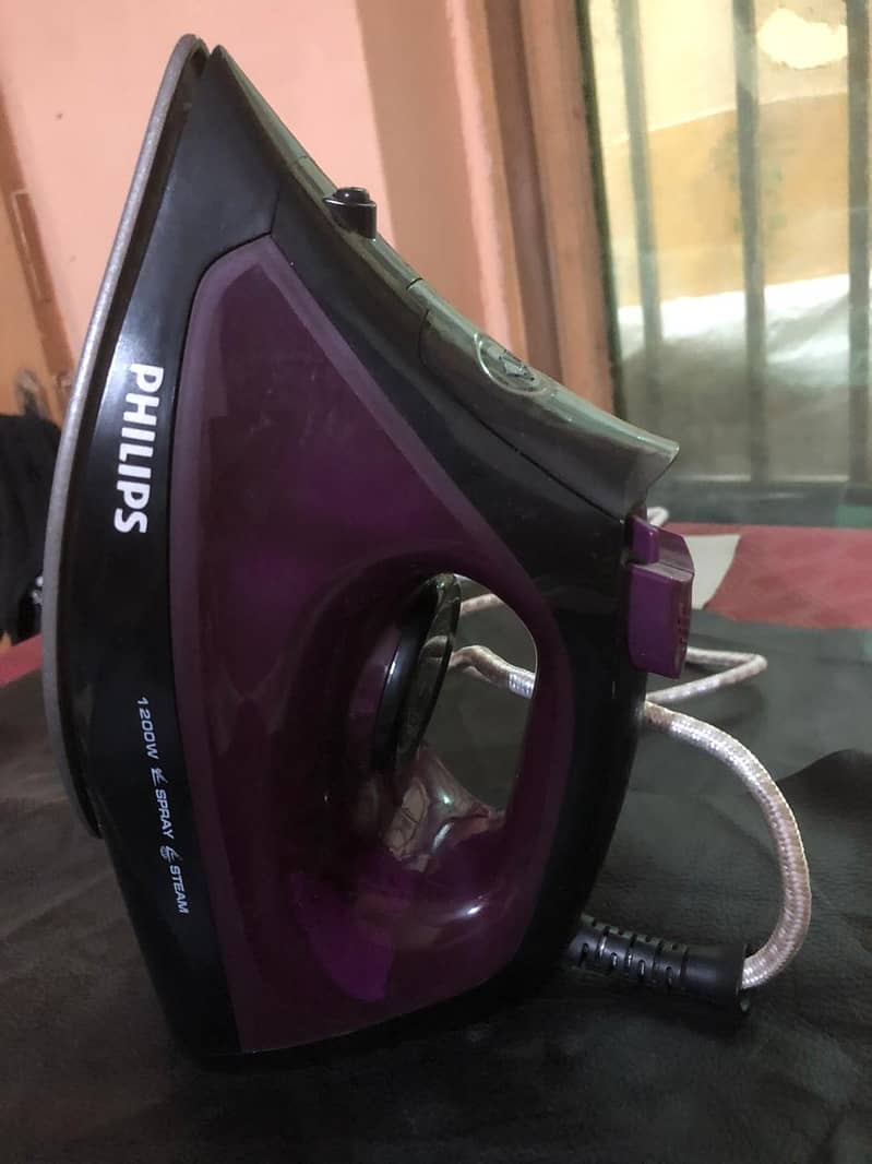 Philips steam iron almost new 1