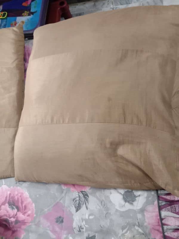 1 pair cushion and 1 pair L shape cushion. neat and clean 2