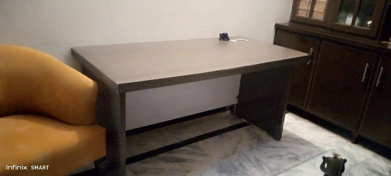 Office executive table for sale. 0