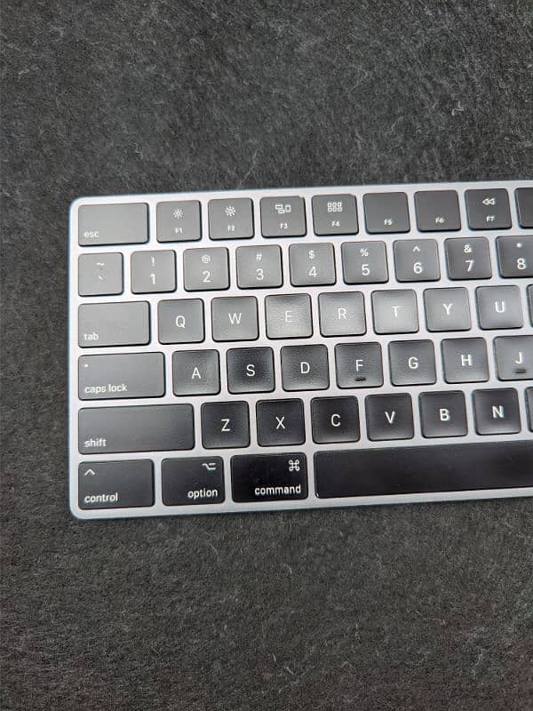 apple magic 2 space grey wireless rechargable Bluetooth keyboard 3