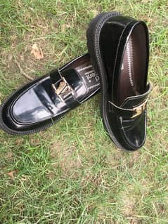 black causal shoes