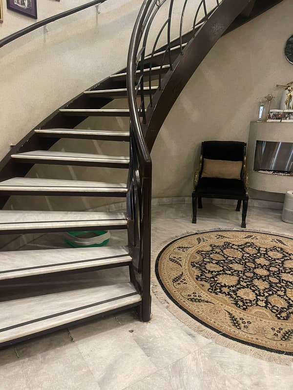 1kanal old used house Beautifully Designed Modern House for Sale very hot location back to 16 kanal main park near to markeet and naer to masjid DHA Phase 2 8