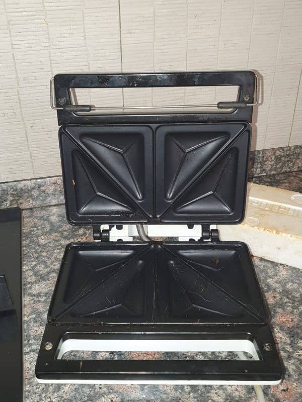 Philips Sandwich Maker with box . Moving out Sale 1