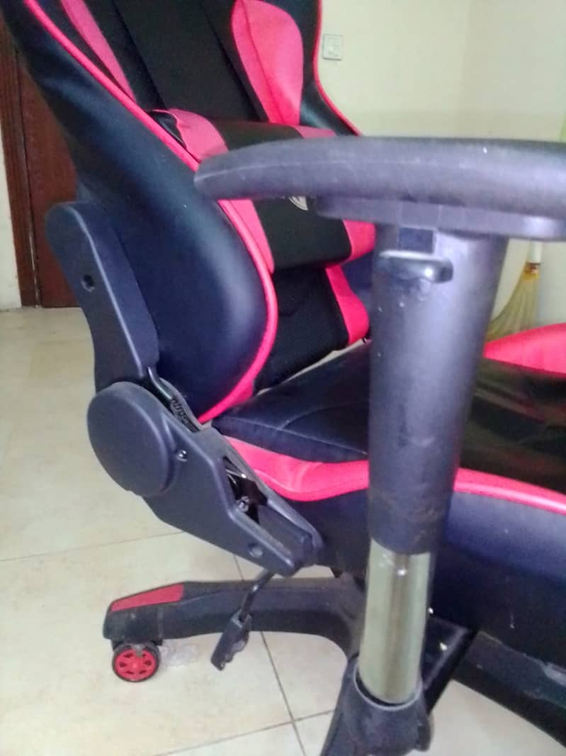 Comfortable gaming chair with foot rest. 4