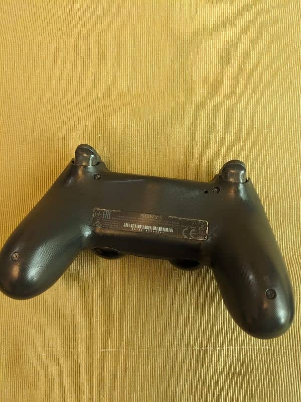 PS4 2 controllers 6 games (price is negotiable) 9