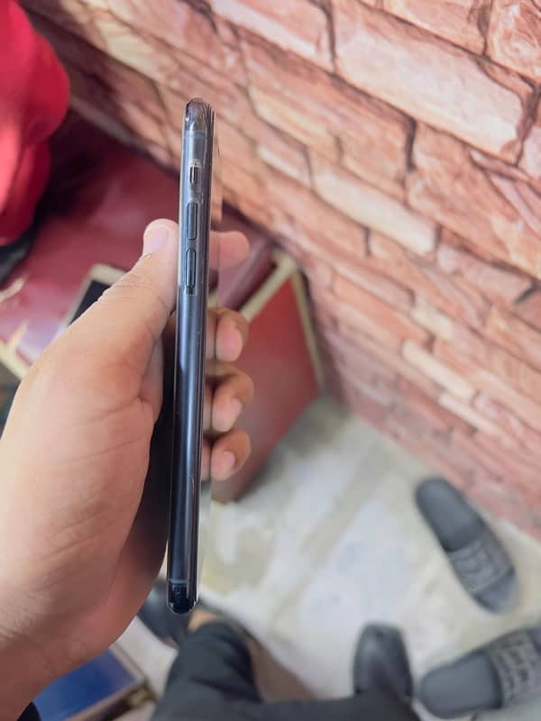 iPhone 11 pro max factory unlock 10/10 esim me time available h 0