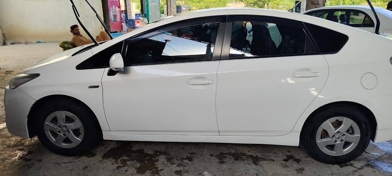 Toyota Prius 2010_ White Colour 4