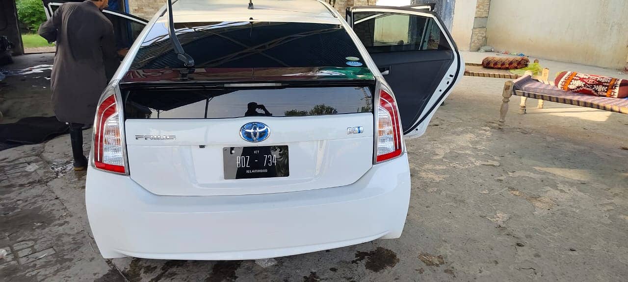 Toyota Prius 2010_ White Colour 11