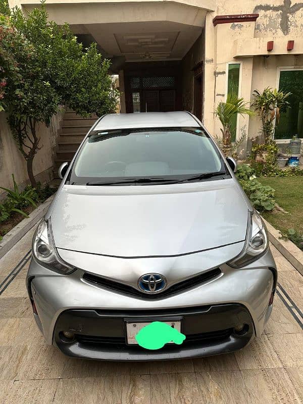 Toyota Prius Alpha 2014 1