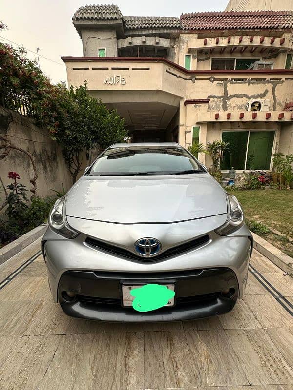 Toyota Prius Alpha 2014 3