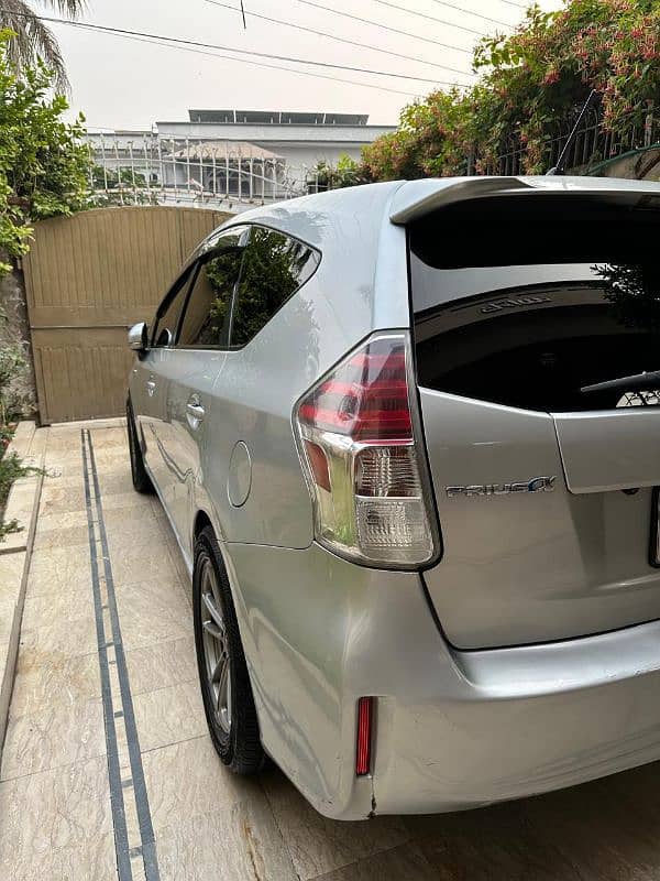 Toyota Prius Alpha 2014 8