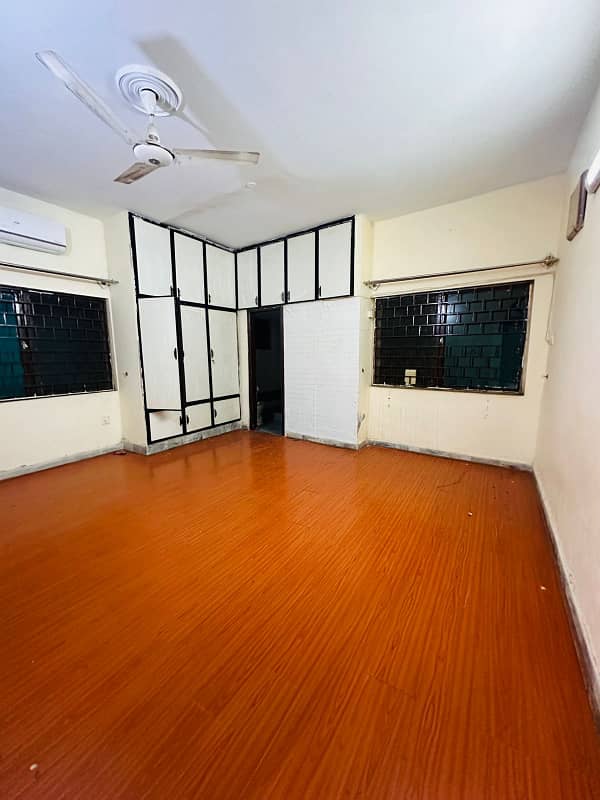 Portion for rent location Jan calony 3bed tv lounge darwing room kitchen 3bath Pani bijli gas sab available car porch space available 2