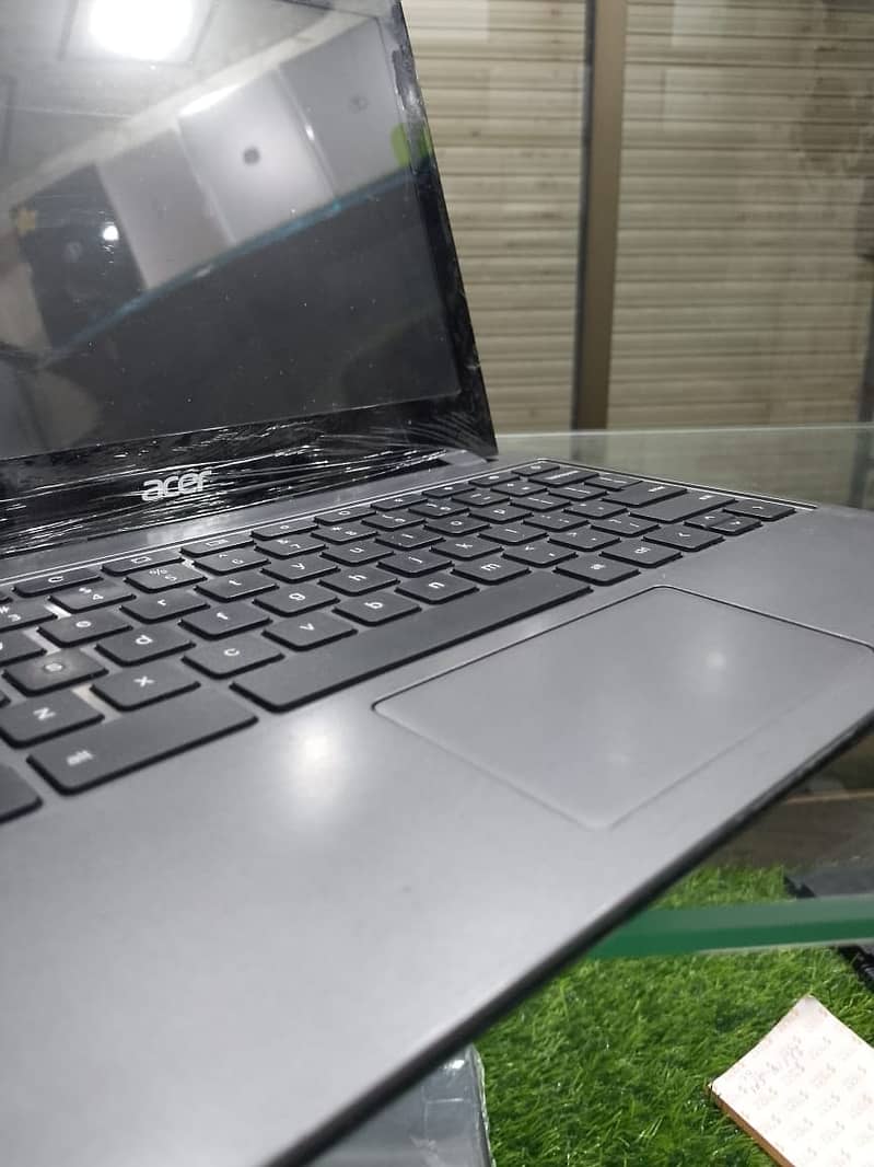 Acer C740 Laptop 4 gb ram / 128 gb memory 1