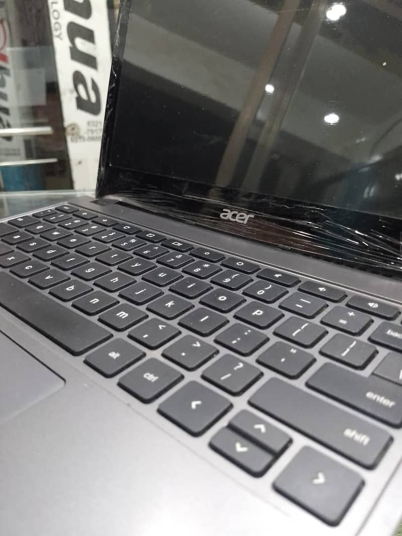 Acer C740 Laptop 4 gb ram / 128 gb memory 2