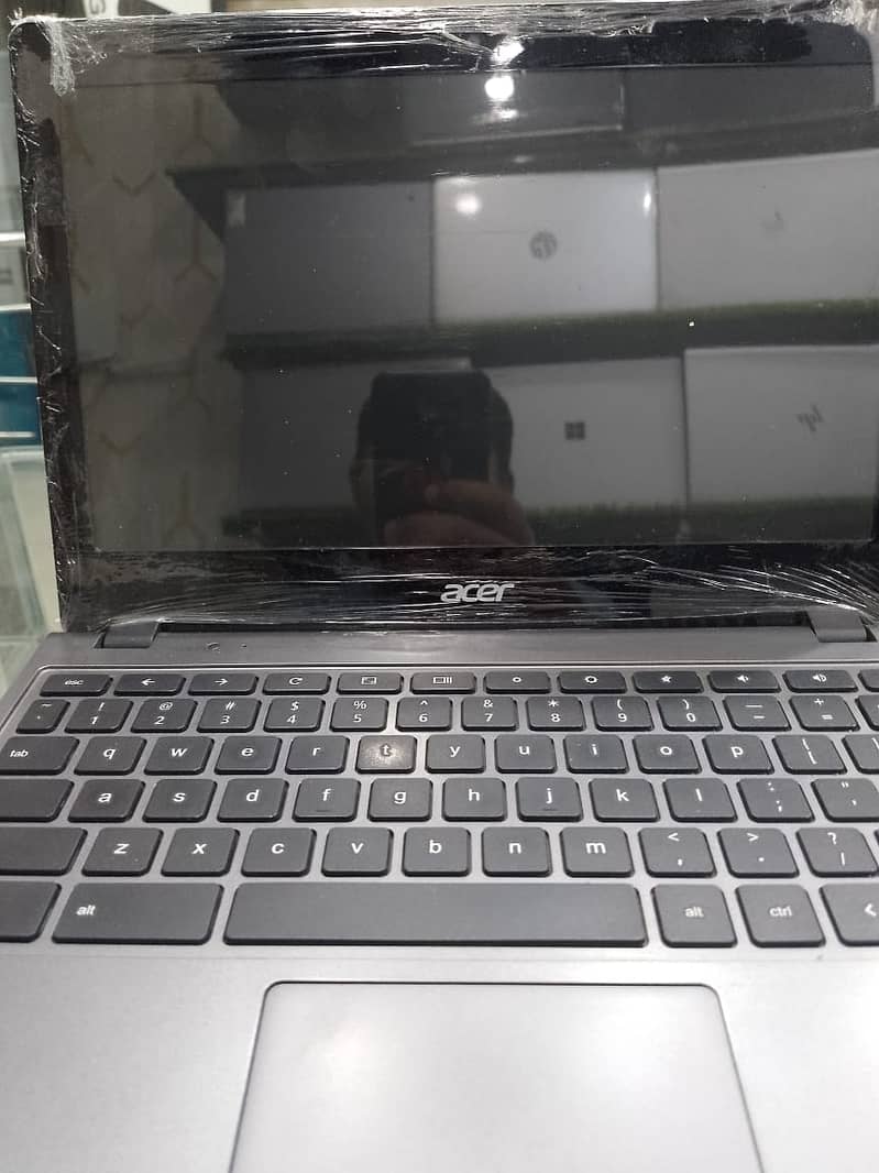 Acer C740 Laptop 4 gb ram / 128 gb memory 4