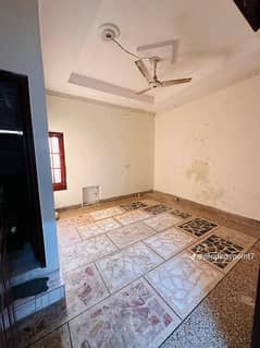 Portion for rent for bachelor for short family 1bed darwing room dayning room 1bath location gulrez 1 Pani bijli gas sab available