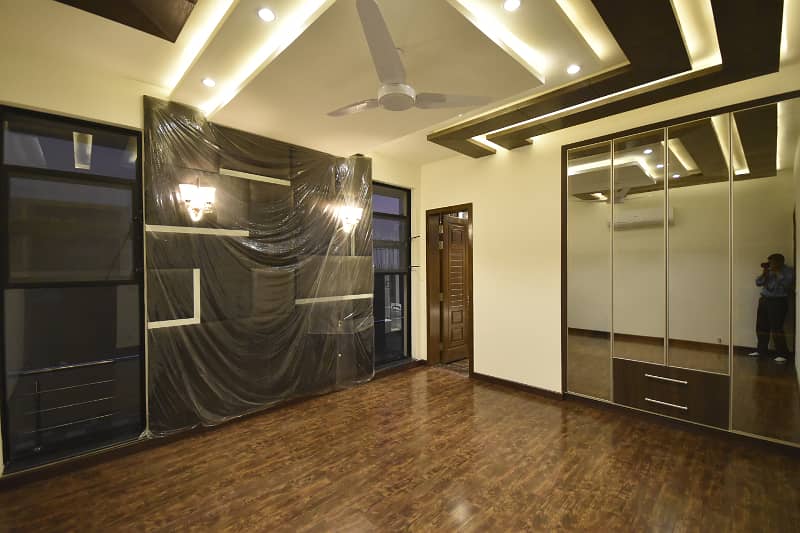 01 KANAL BEAUTIFUL HOUSE FOR SALE IN DHA PHASE 4 NEAR TO PARK. Price Is Negotiable 21