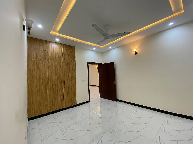 10 Marla Like Brand New Full House Available For Rent Bahria town phase 8 Rawalpindi 4