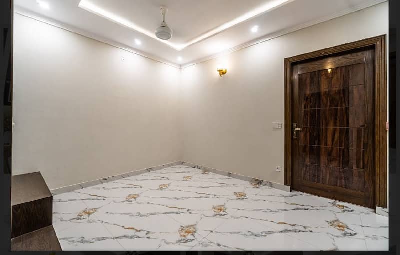 10 Marla House For Sale in Sector B Bahria Town, Lahore 18