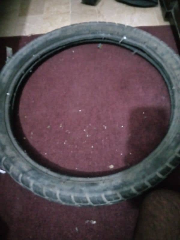 2 tubes ek tyre hai dono safe condition mea hai 3