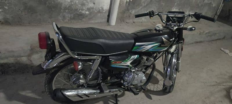 Honda 125 black color 0