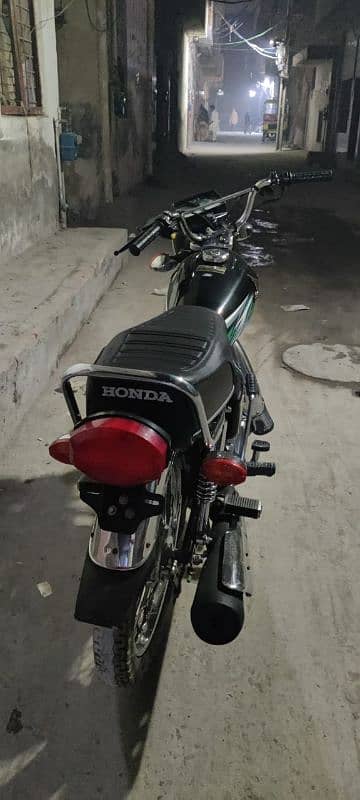 Honda 125 black color 3