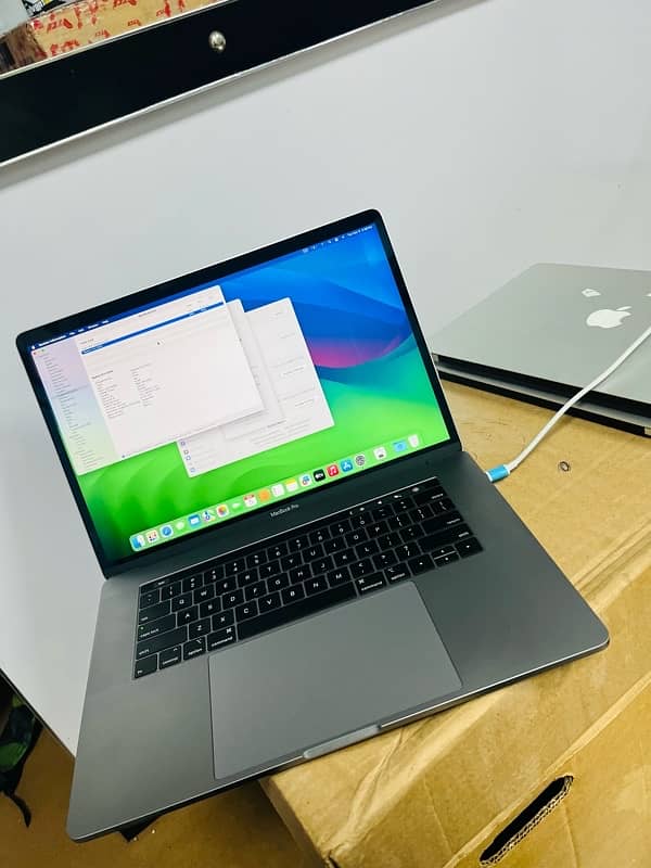 Apple MacBook Pro 2018 15-inch Core i7 16-512 GB 4GB Graphics 1