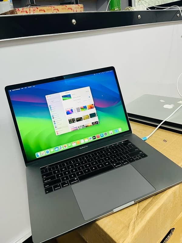 Apple MacBook Pro 2018 15-inch Core i7 16-512 GB 4GB Graphics 2